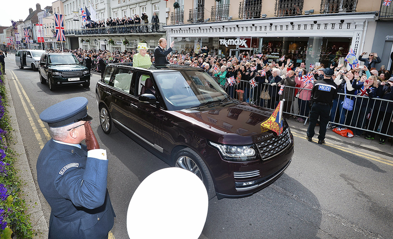 Illustration for article titled Queen Elizabeth II Has The Range Rover Convertible You Actually Want